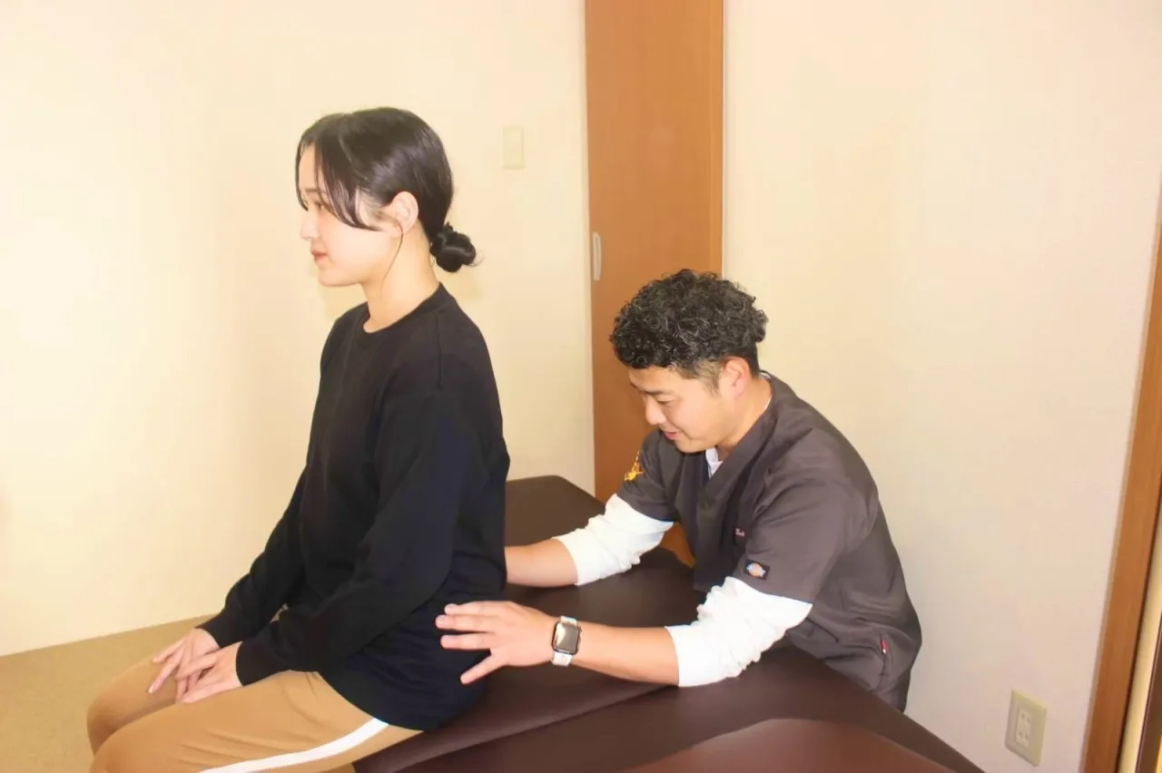 背骨と姿勢の状態をチェックする様子